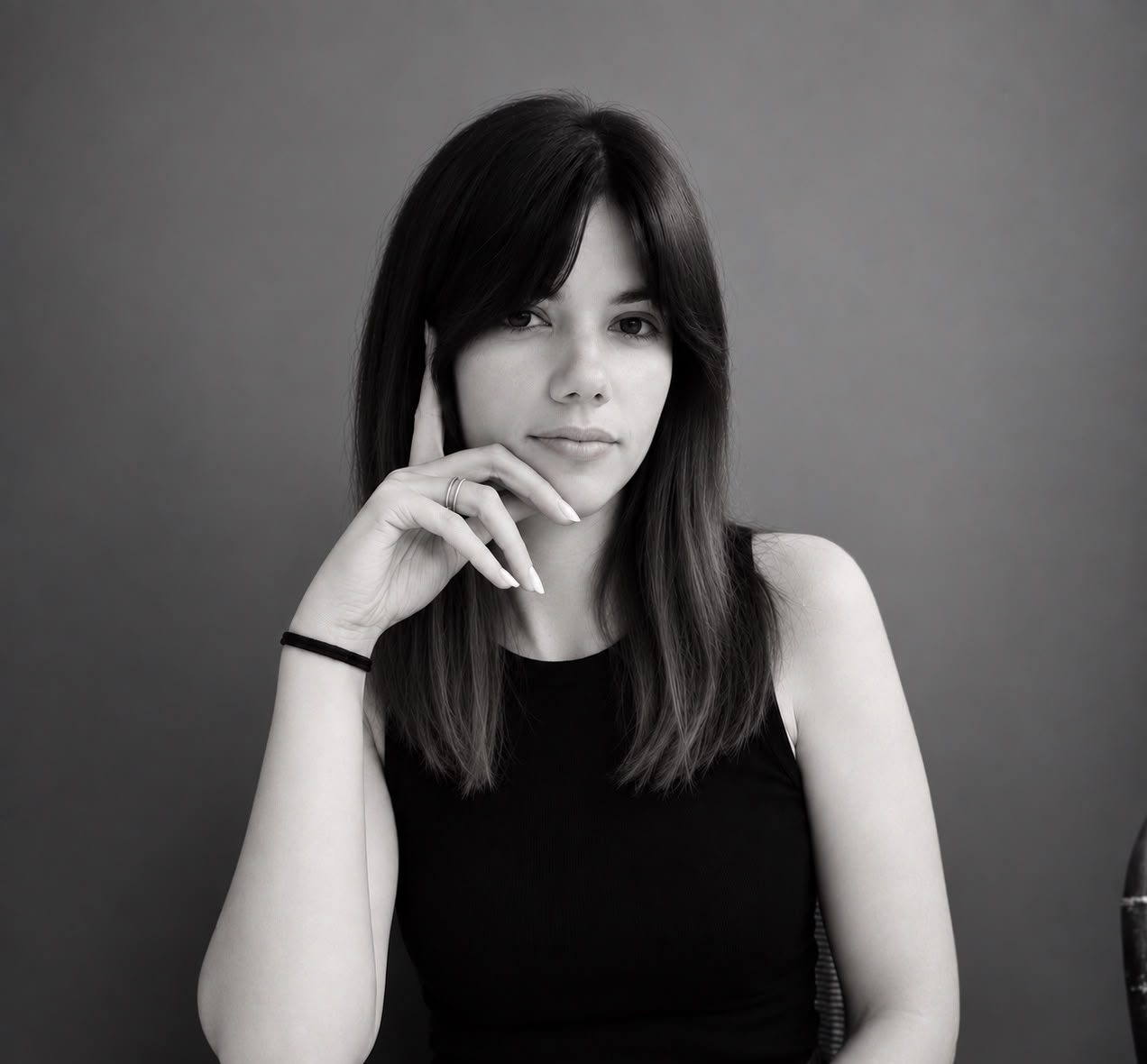 Retrato de Raquel Gómez en blanco y negro