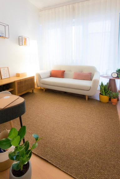 Sofá y espacio de conversación en Coaching Studio Barcelona