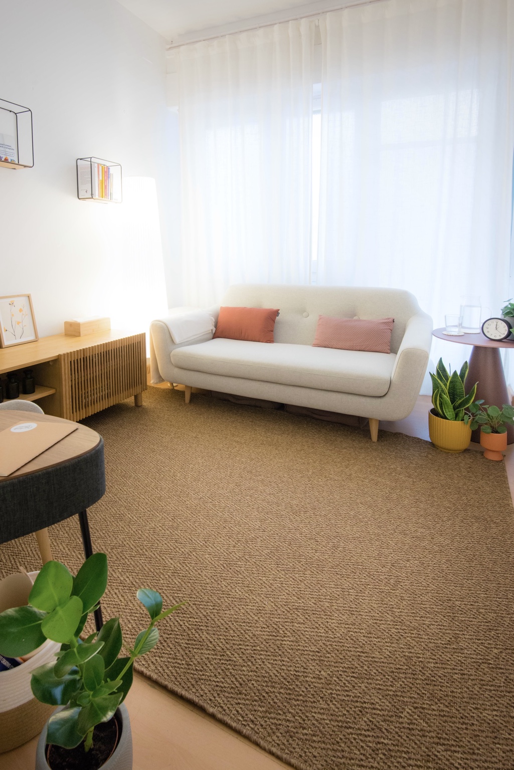 Sofá y espacio de conversación en Coaching Studio Barcelona